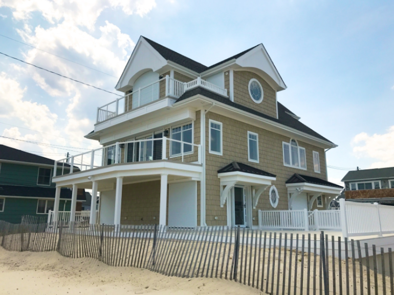 Image of a home built on the coast.